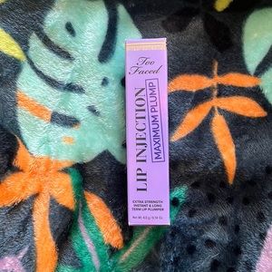 Too Faced Lip Injection Maximum Plump Strength Plumper Gloss -blueberry buzz